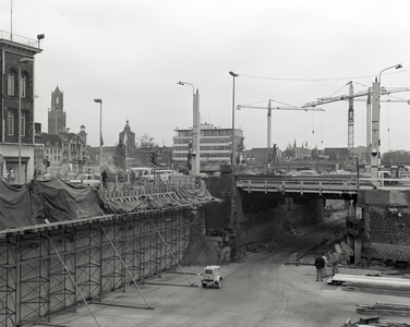 83735 Gezicht op de Catharijnebrug te Utrecht, uit het noordwesten, na de demping van de Stadsbuitengracht ten behoeve ...